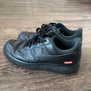 Black Nike x Supreme AF1s